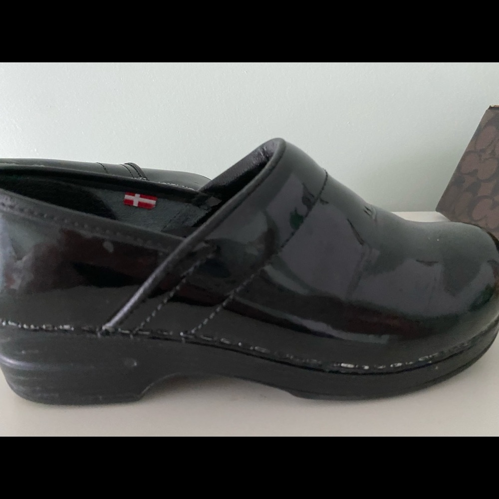 Black Patent leather Sanita clogs. Good condition.